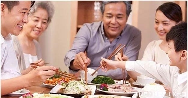 老严|家长在饭桌上常说的这三句话,容易把娃养成白眼狼,别不当回事