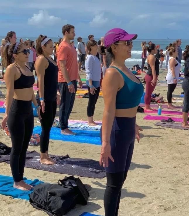 要点|67岁阿姨坚持练瑜伽6年,动作优雅笑容自信,被称作逆龄少女