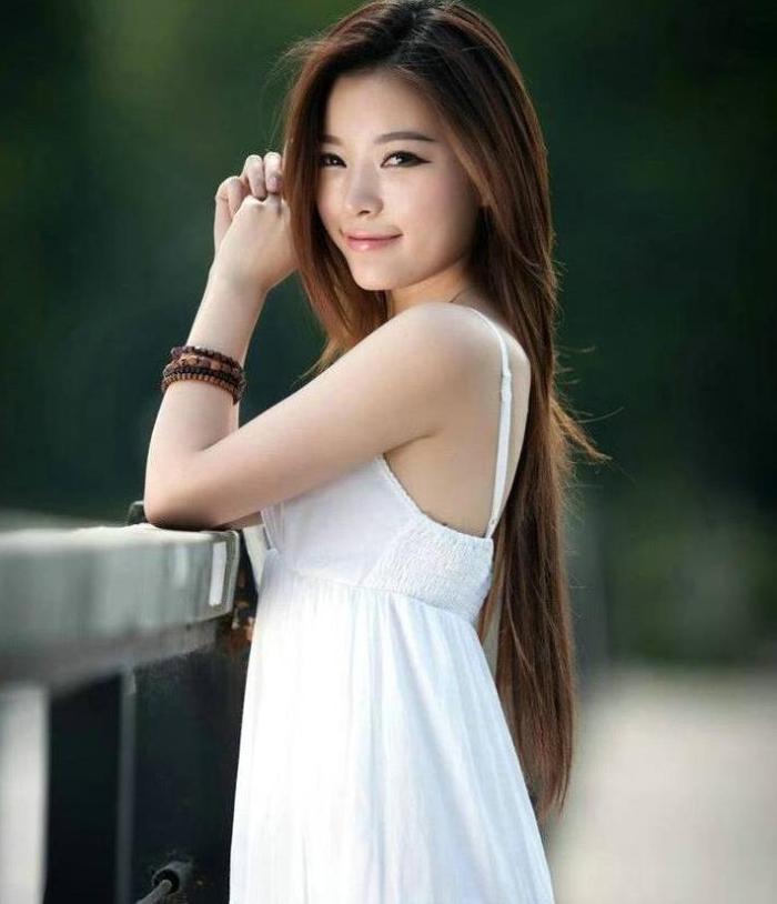 街拍；肤白貌美的小姐姐，“挺”有韵味