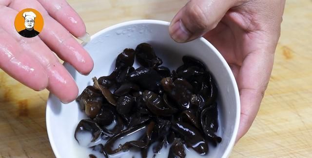 苦瓜|苦瓜跟洋葱真是绝配,天热做上一盘,清热又解暑,每次都光盘!