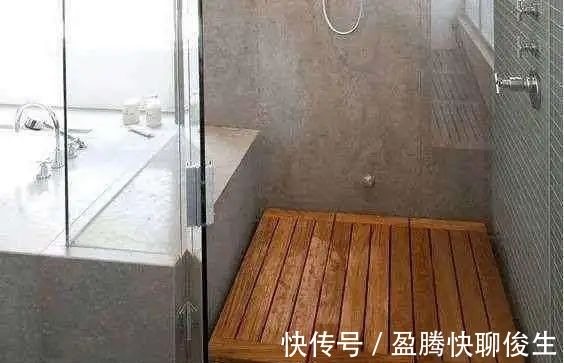 地面|卫生间洗澡老摔跤，老师傅给我家铺上这个，简直太完美了！