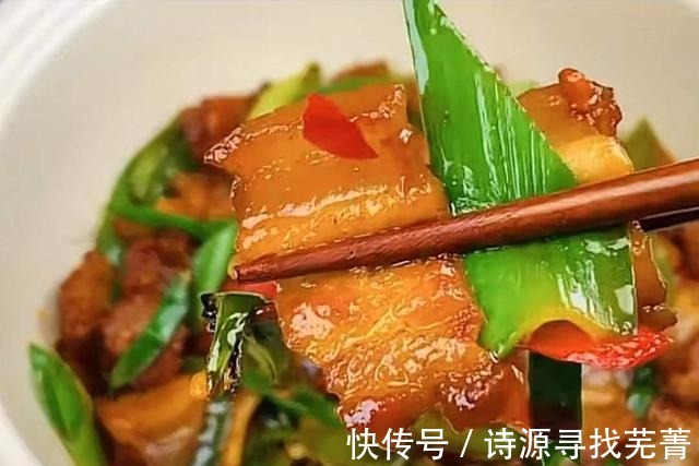 尖椒炒五花肉，用这个方法做，肉质焦香，好吃又下饭，家人的最爱！