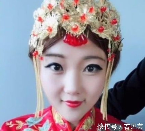 化妆师|奇闻:新娘嫌弃化妆师画的妆,竟自己动手画成了熊猫眼,结果
