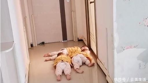 舒舒服|妈妈洗澡,三胞胎宝宝化身“侦察兵”,趴门缝喊妈妈