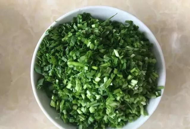 调韭菜馅就怕包着包着韭菜出水，教你一个小妙招，放多久都不没事