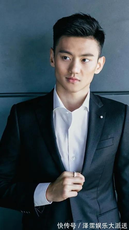 《新聞聯(lián)播》33歲新主持嚴(yán)於信，琴棋書畫樣樣精，戴鉆戒名草有主