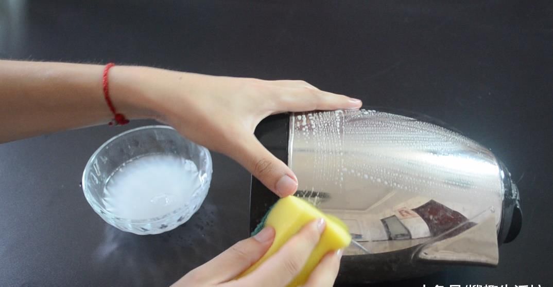 烦恼|用蜡烛在电水壶上擦一擦太实用了, 解决了很多人的烦恼, 赶紧试试