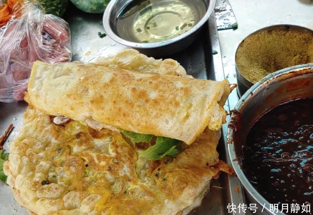 杂粮煎饼|大妈摆摊做鸡蛋饼,配菜只有三样,食客好吃到差点把舌头给吞了