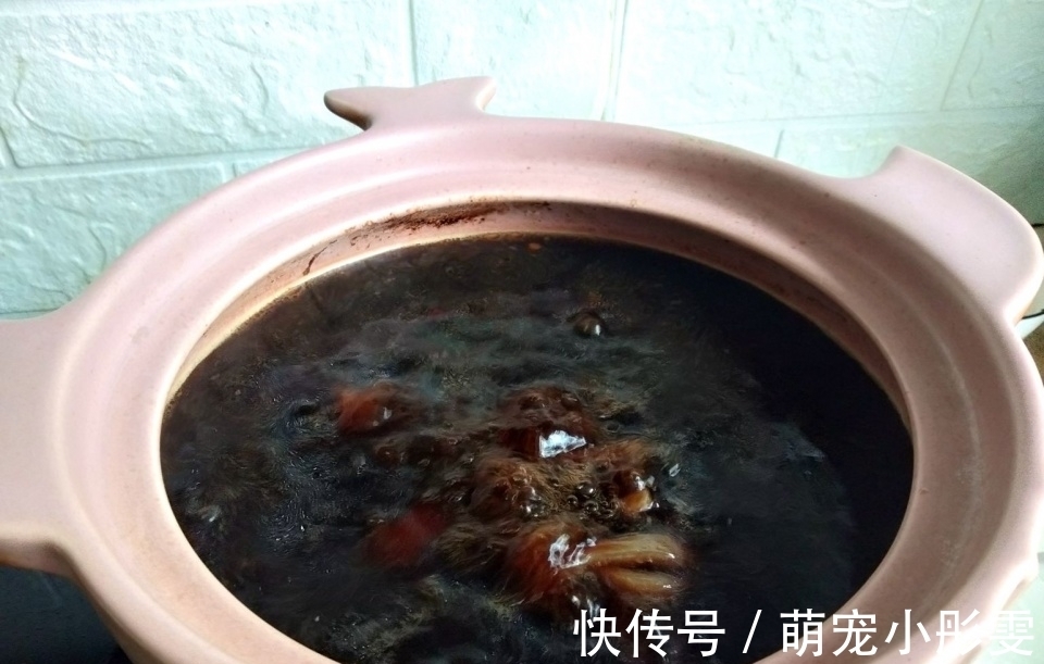 猪皮|它价格比猪肉低，10块钱做一盆切切就上桌，看到最后：果然是简单