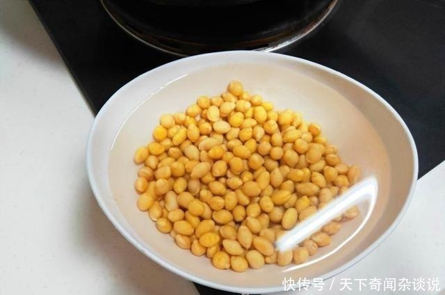 打豆浆时，最忌豆子泡完直接打，多加1步，豆浆又香又浓无腥味！