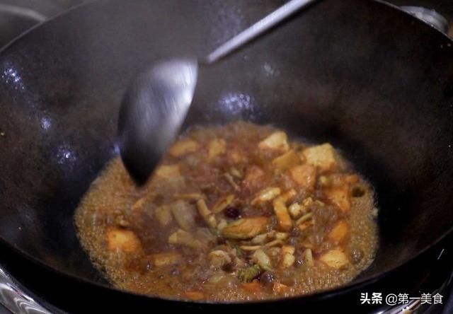 秘制|一块五花肉，一块豆腐，厨师长分享秘制做法，金黄香酥又不腻