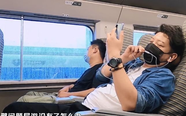 邓超成5哈替补导游,不拿导游旗却挂绶带,看清上面的字没毛病