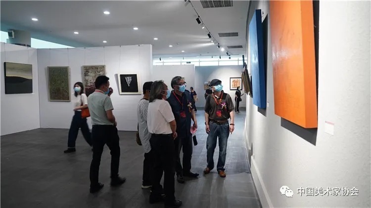 领导嘉宾参观展览2.JPG 图片