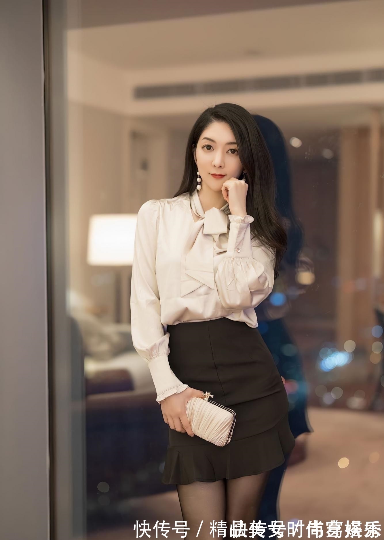 杏色 杏色衬衫搭配黑色高腰半身裙,优雅大方,温婉甜美