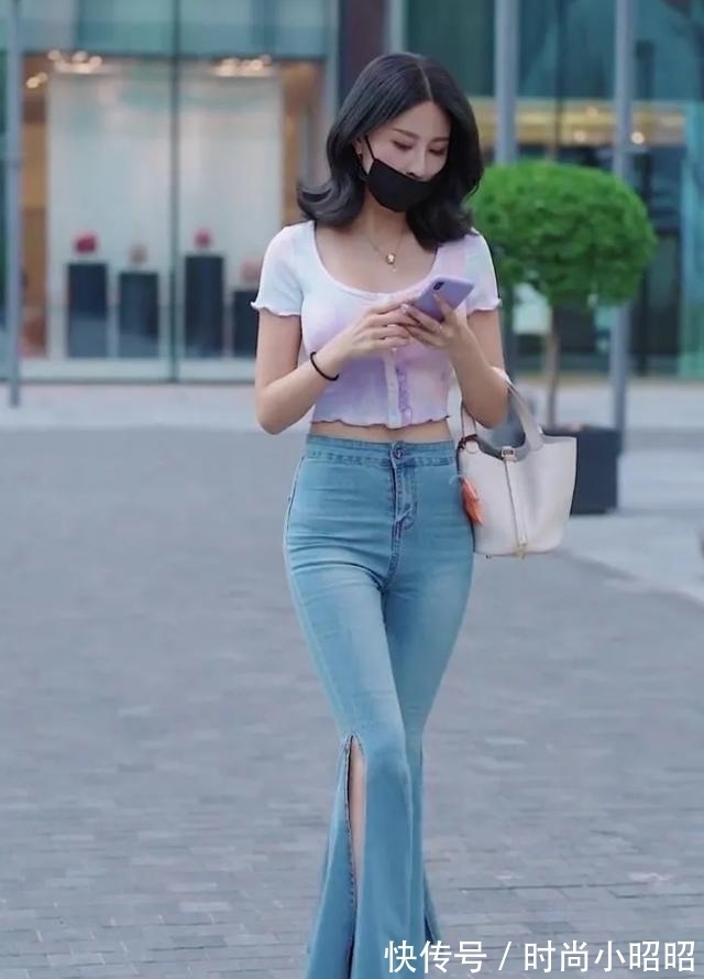 小姐姐 圆领短袖T恤,搭配修身“烂”裤脚牛仔裤,散发时尚女生优雅韵味