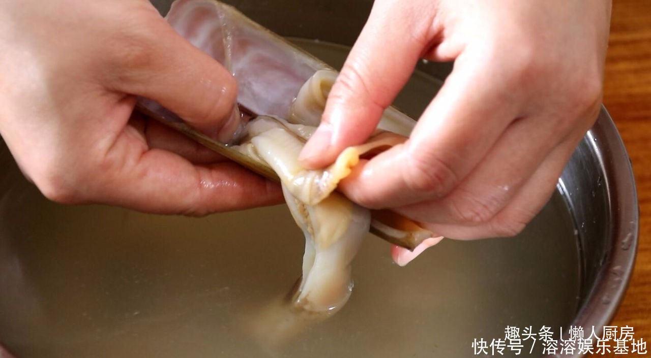 凉拌|夏天最爱吃的凉拌菜,2根芹菜,一点大蛏王,教你做一盘凉拌蛏子