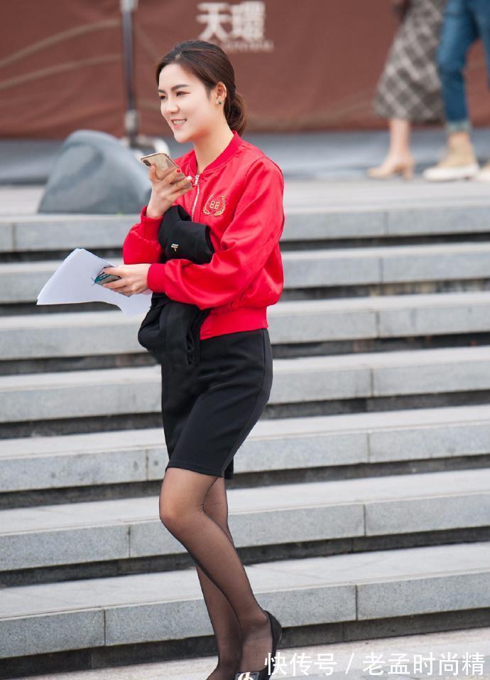 包臀裙 街拍:包臀裙和黑丝袜性感迷人,但是高跟鞋跑哪去了?