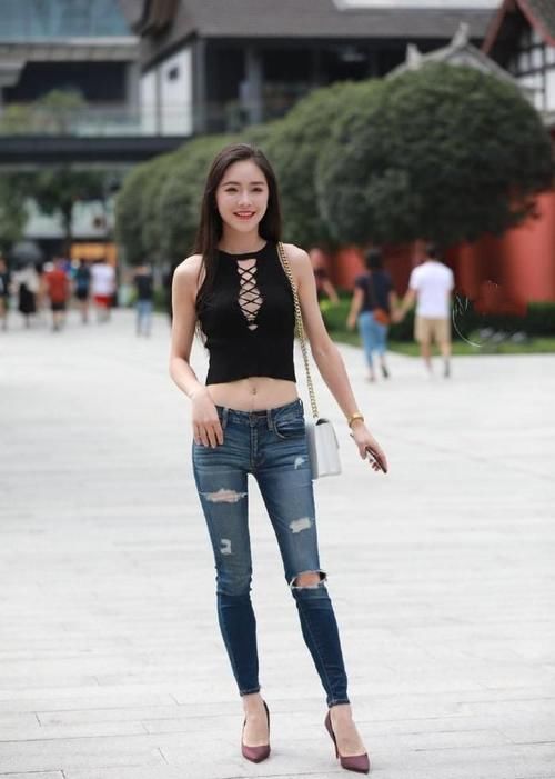 性感|性感美女,身穿破洞牛仔裤,时尚大方有个性!