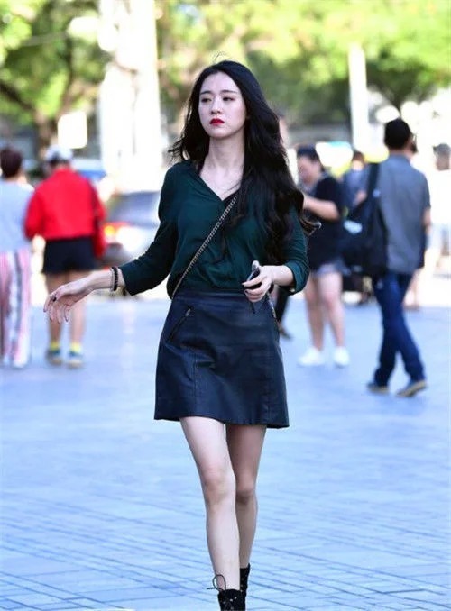 靓丽|街拍:美女身穿露肩上衣配米色阔腿裤,貌美如花,靓丽大气