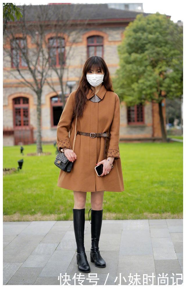 穿大衣别再配高跟鞋了, 今年流行配靴子穿, 时尚优雅, 很有女人味