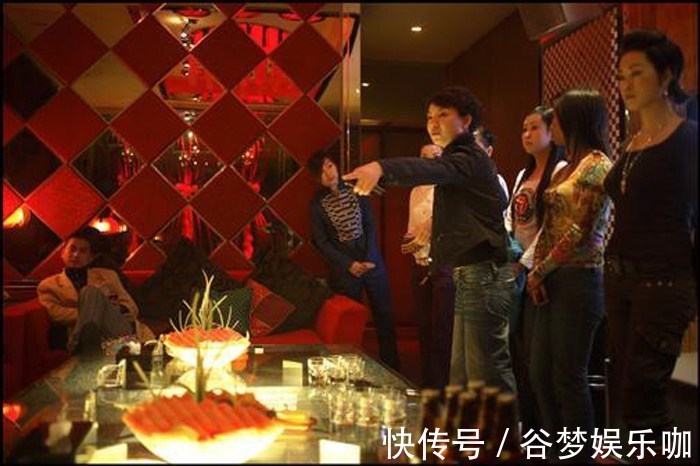 沙发|Ktv包间中的卫生间,真是为上厕所建造的吗?咋还有沙发呢?