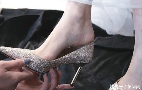  优雅|小巧的美足，搭配优雅高跟鞋，透露小女人气质！