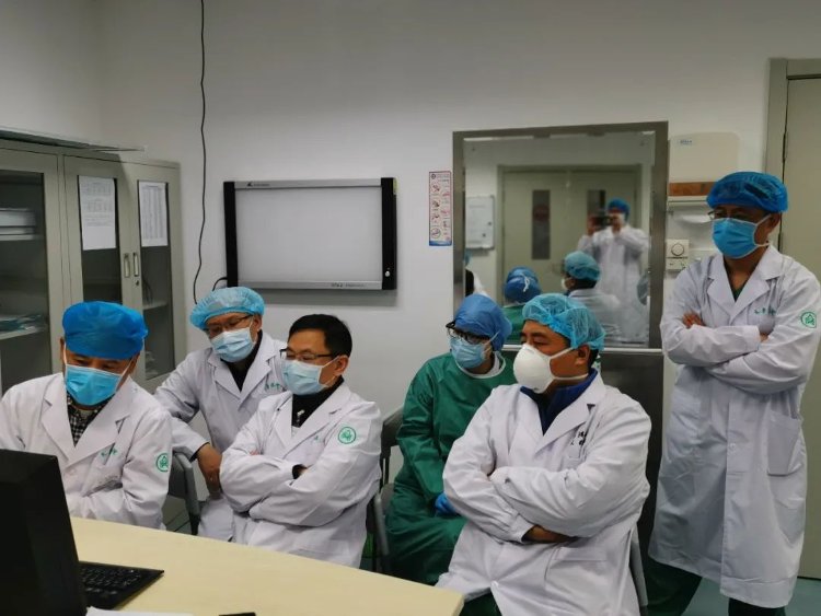 人民医院东院|有闻画·国庆专辑⑥丨白衣执甲：幸得有你，山河无恙