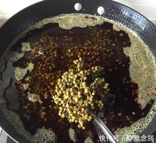 炸花椒油时,直接下锅炸就错了!多做1步,花椒油才够香、麻味足