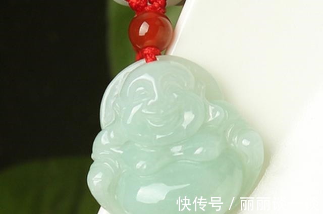 翡翠手镯@翡翠首饰种类多样,女人的一生中,应该拥有哪三种类型!