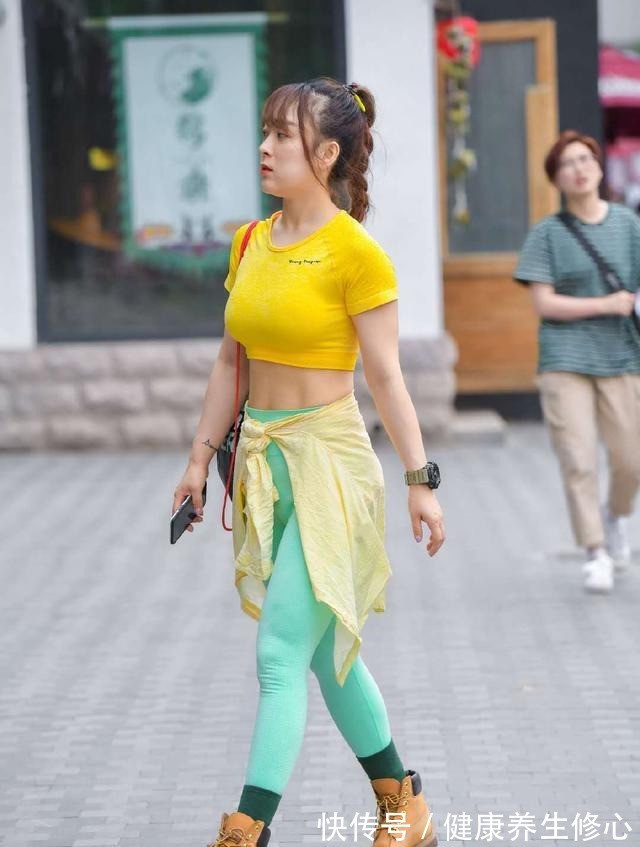 运动 休闲运动风,短款小衫配无痕运动裤,美得清爽又有活力!