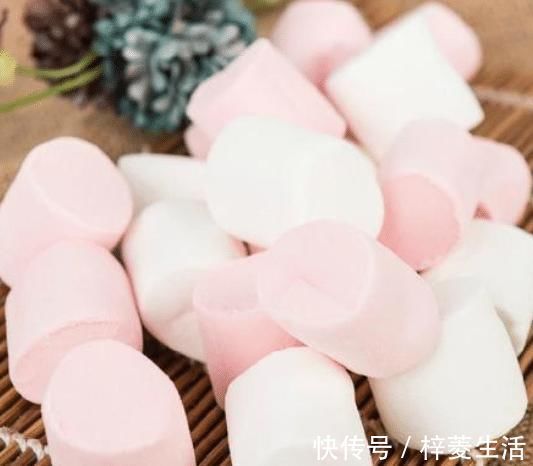 女生出门容易晕车，包里适合放着慢慢吃的零食，话梅上榜，很实用