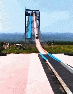 |搞笑GIF:这肯定是摆拍,不信你看这大长腿怎么开车