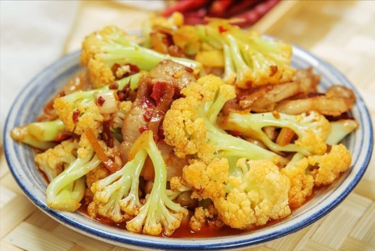 炒花菜时，焯水过油都不对，大厨教你一招，又香又脆，好吃又入味