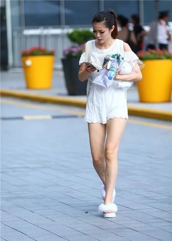 貌美如花|街拍:貌美如花的小美女,身穿露肩连衣裙,女神范十足