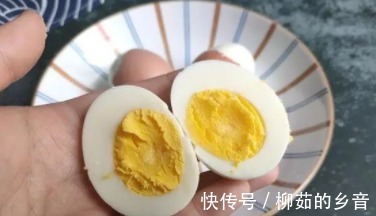 煮鸡蛋冷水、热水下锅都不对,牢记这3点,鸡蛋轻轻一碰就脱壳!