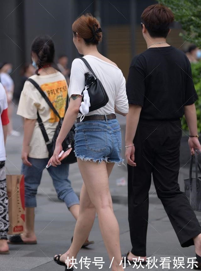 上衣|蓝色牛仔短裤搭配白色斜肩上衣，时髦又减龄，怎么穿怎么好看