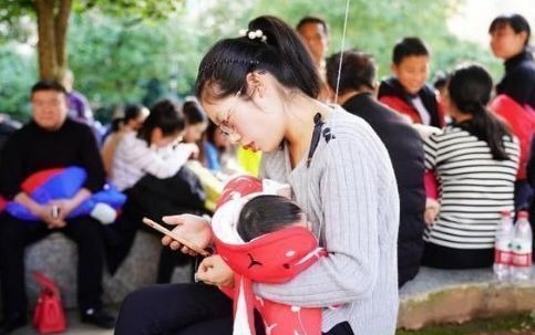 新生婴儿|新生婴儿别太早抱出门,有的家长都过早的抱出门,这对孩子不利