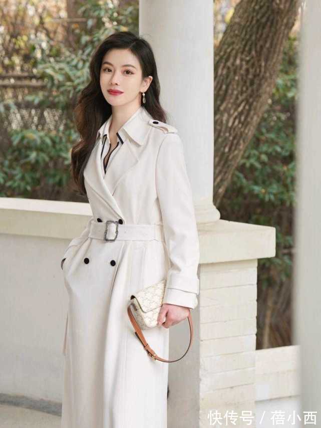 美眉 “小黑裤”out了!2022年最流行穿小白裤,学博主这样搭配很高级