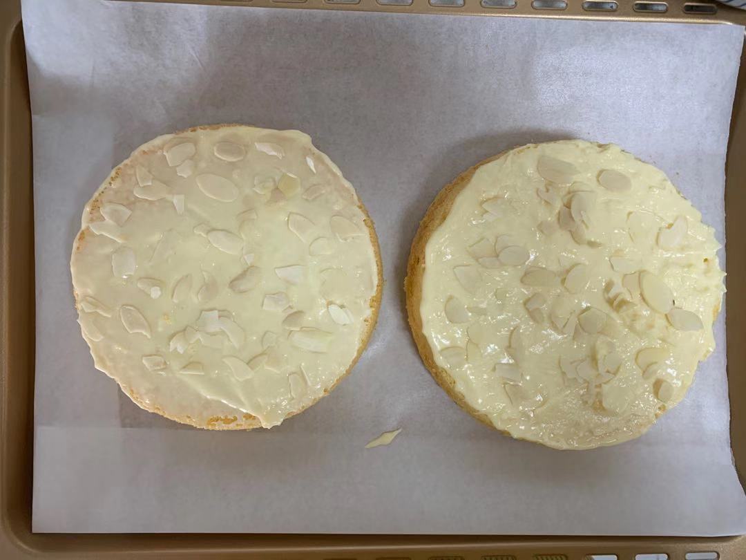 这蛋糕比肉松面包还好吃，奶香浓郁，细腻香软，咬一口还爆浆