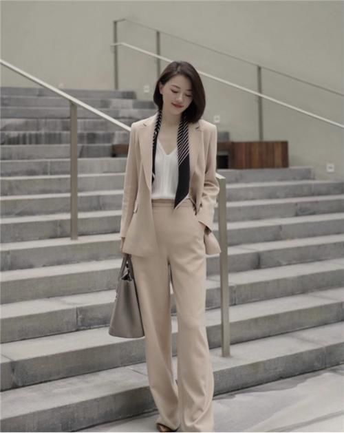 女人不管多大年纪，穿衣服尽量避免这3种“颜色”，沉闷还显老气