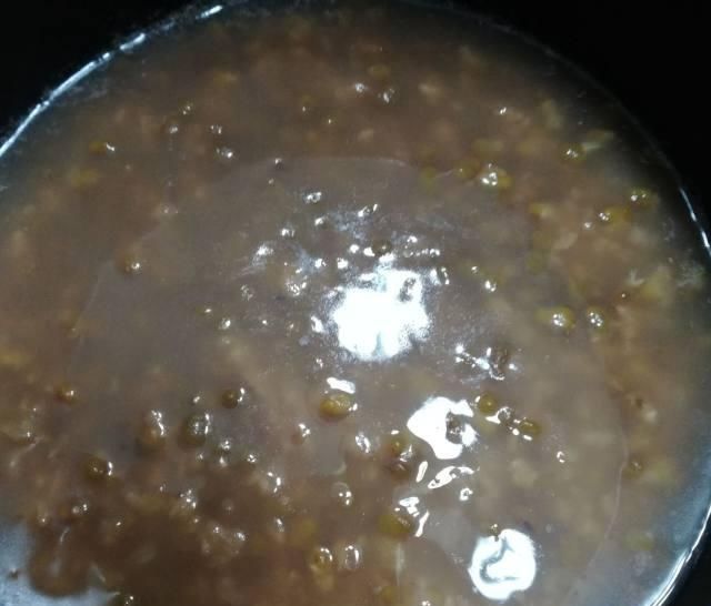 加了绿豆的糯米粥,糯糯香香的,很适合宝宝吃哦