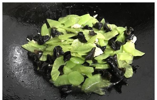 鲜美|这两种菜一起炒,补血效果翻倍,鲜美营养,贫血的人要多吃