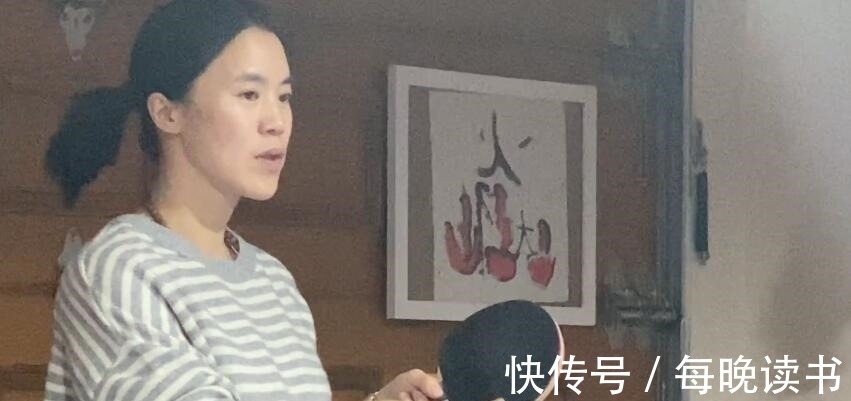 写作业|王楠全家排排站!女儿站木板上与妈妈练球,儿子靠墙坐地写作业!