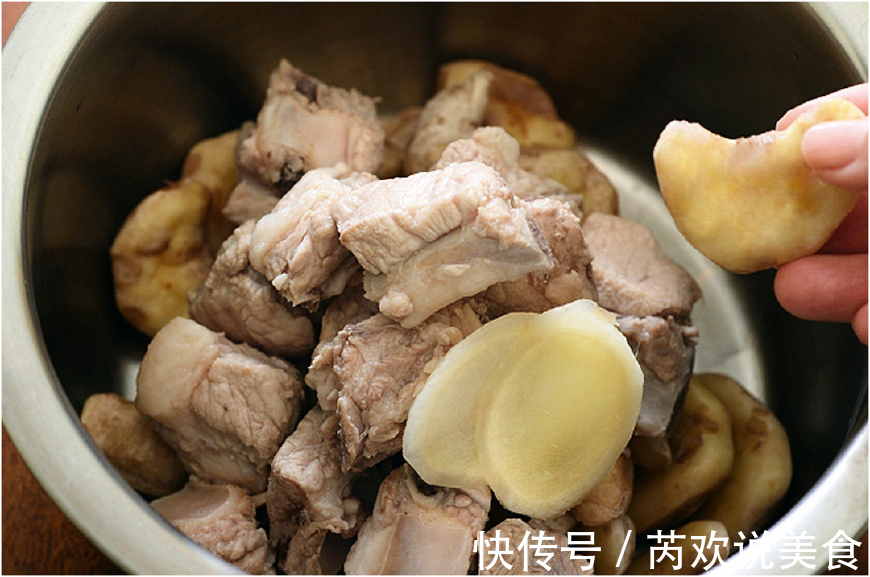 排骨做汤时，到底用不用焯水很多人都弄错，难怪肉会柴，汤难喝