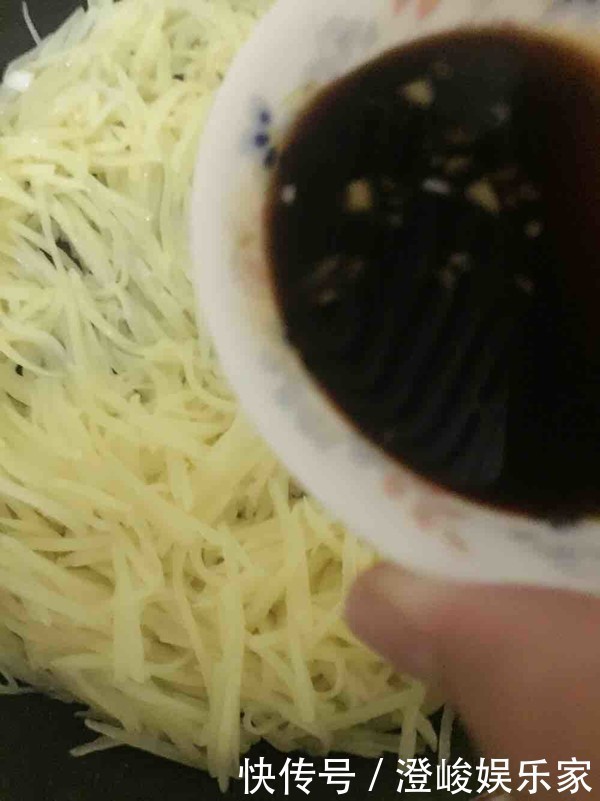 炒土豆丝,有人焯水有人直接炒全错了,这才是土豆丝正确的做法
