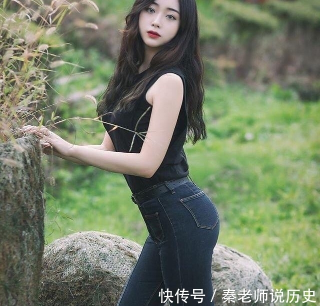 美女|穿搭紧身牛仔裤的美女,散发出成熟的女人味!