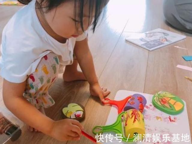 心理医生&7岁女儿钟爱画蛇并获奖,家长正洋洋得意,老师看后却说:报警吧