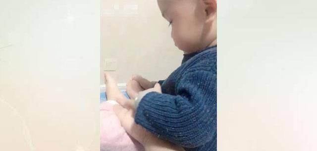 暖男|宝宝正在看电视,妈妈的手伸过来,网友:长大了是个暖男!