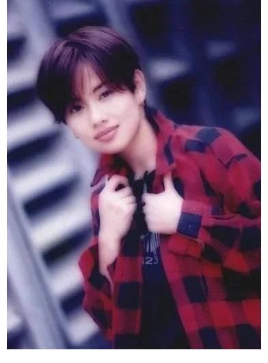 代表作|大湾区秋晚四个年龄加起来超200岁的靓姐惊艳亮相共唱经典粤语曲