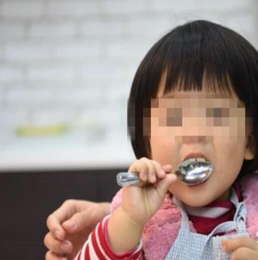 缺氧|东京4岁男童吃葡萄噎住缺氧20分致脑损，其母自责：我毁了孩子一生